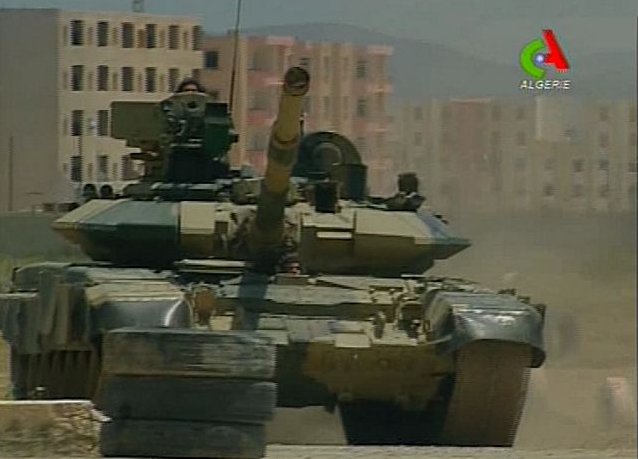 صورة تكشف إمتلاك الجزائر لدبابة T-90 المزودة بنظام حصري للجيش الروسي Algerian_T-90_tanks_receive_Shtora-1_jammer_640_001