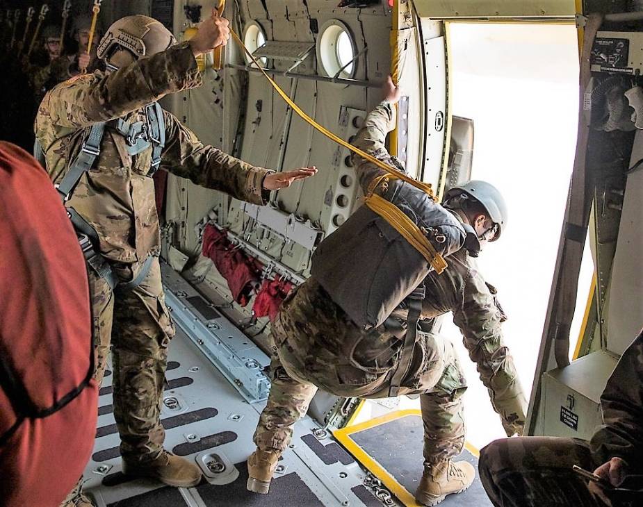 Armée Tunisienne / Tunisian Armed Forces / القوات المسلحة التونسية‎ - Page 5 US_Moroccan_and_Tunisian_paratroopers_jump_together_at_African_Lion_22_1