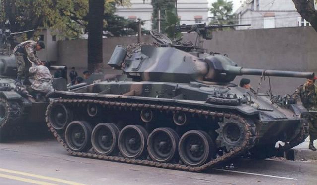 EJÉRCITO BRASILEÑO - Página 10 M24_Chaffee_light_tank_Uruguay_army_640_001