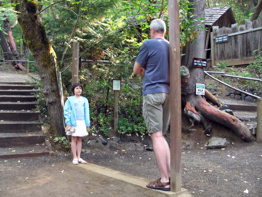 Le Vortex de l'Oregon - Changer de taille instantanément !  Paranormal ! - Page 3 Oregon-Vortex-and-House-of-Mystery-Museum-Gold-Hill-OR-July-2008-11