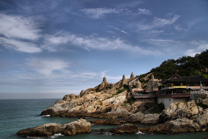 هل هنآلك من يتحدآك ... !  Haedong-Yonggungsa-in-Busan-682x455