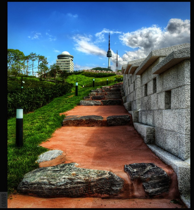 هل هنآلك من يتحدآك ... !  Namsan-Hill-682x735