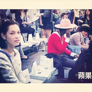 جي دراغون و كيكو ميزوهارا شوهدا في عرض أزياء شانيل في باريس G-Dragon_1412265291_20141002_gd_kiko3