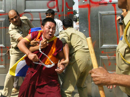 Ne pas confondre - Page 3 INDIA-TIBET-PROTEST