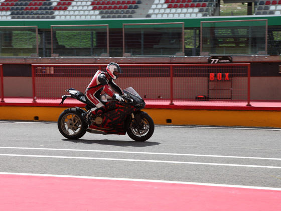 ducati 1199 Panigale - Page 3 2012-ducati-superbike-1199-mugello-spy-photo-2