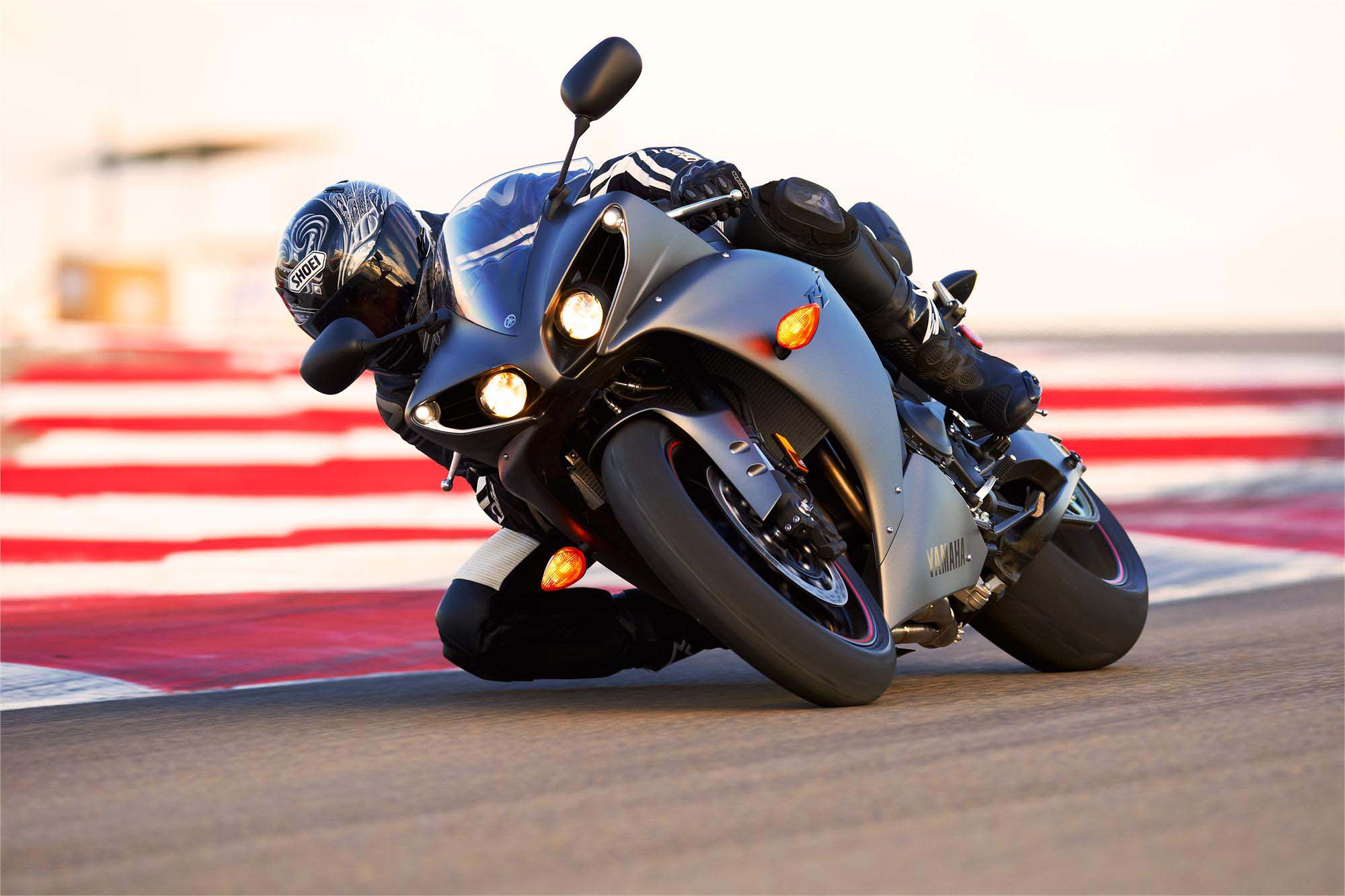 Modèles Hypersport 2013 ? - Page 5 2013-yamaha-yzf-r1-14