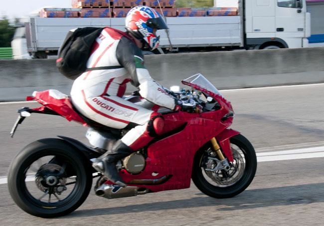 το νεο ducati panigale... 2012-Ducati-1199-Panigale-load-test-2