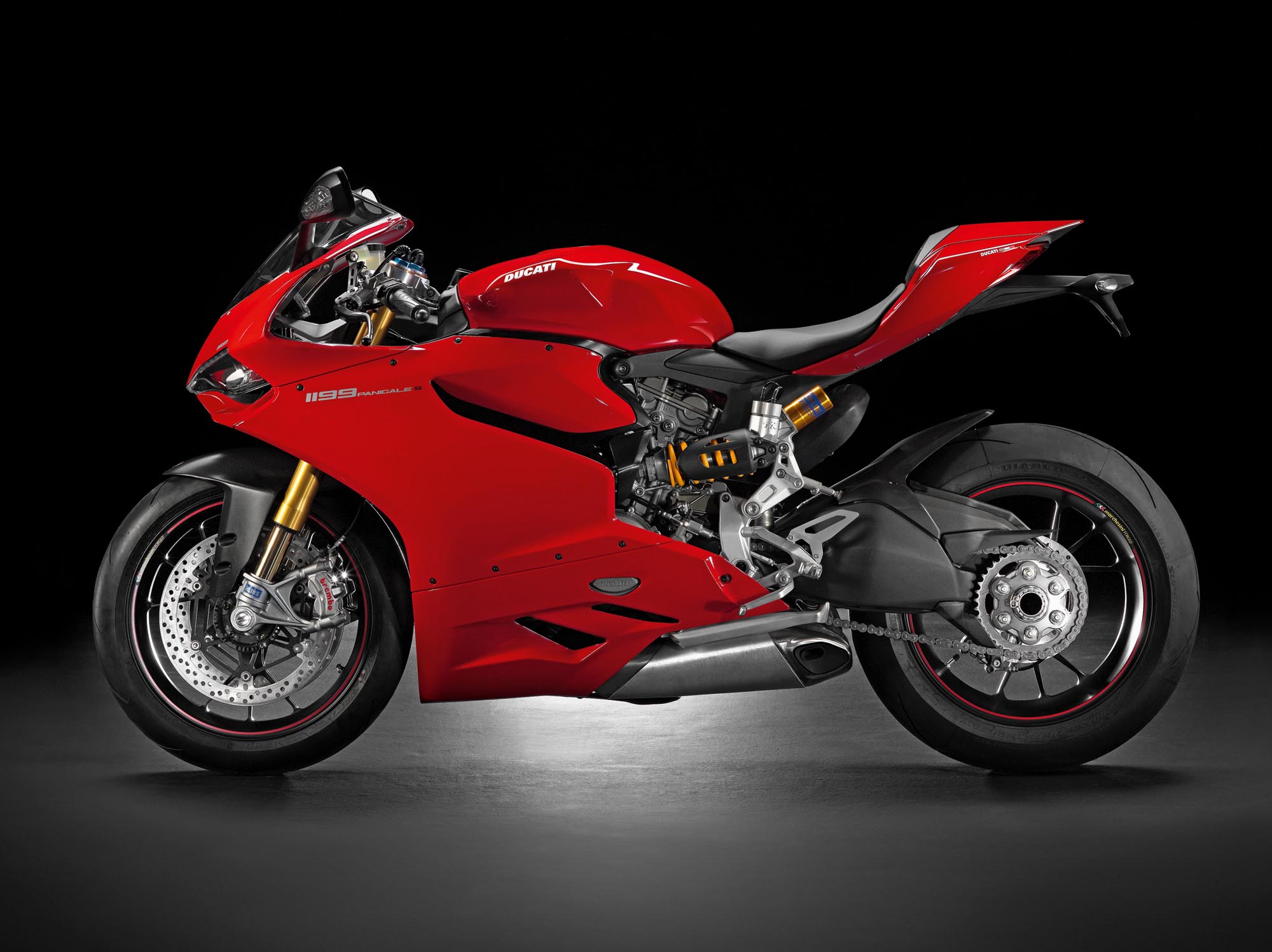 YAMAHA FZ8 2012-Ducati-1199-Panigale-19