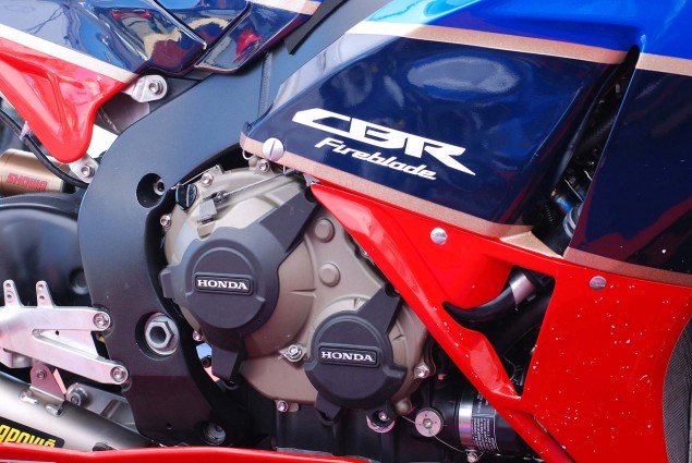Machines de courses ( Race bikes ) - Page 10 John-McGuinness-Honda-TT-Legends-CBR1000RR-06-635x425