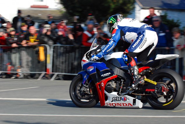 Le bar de la compétition moto ! - Page 8 John-McGuinness-Ballaugh-Bridge-IOMTT-635x425