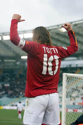 Domani compleanno Totti 0405romalivorno_tottigol