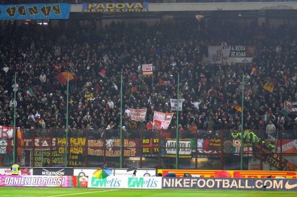 Le Mouvement Ultra en Italie - Page 30 0809interroma-tifosi