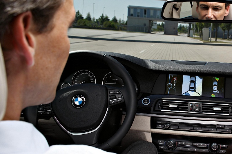 ركن السيارة أصبح تجربة ممتعة مع الفئة الخامسة الجديدة من BMW Sammy_BMW_Park_Assistant_1