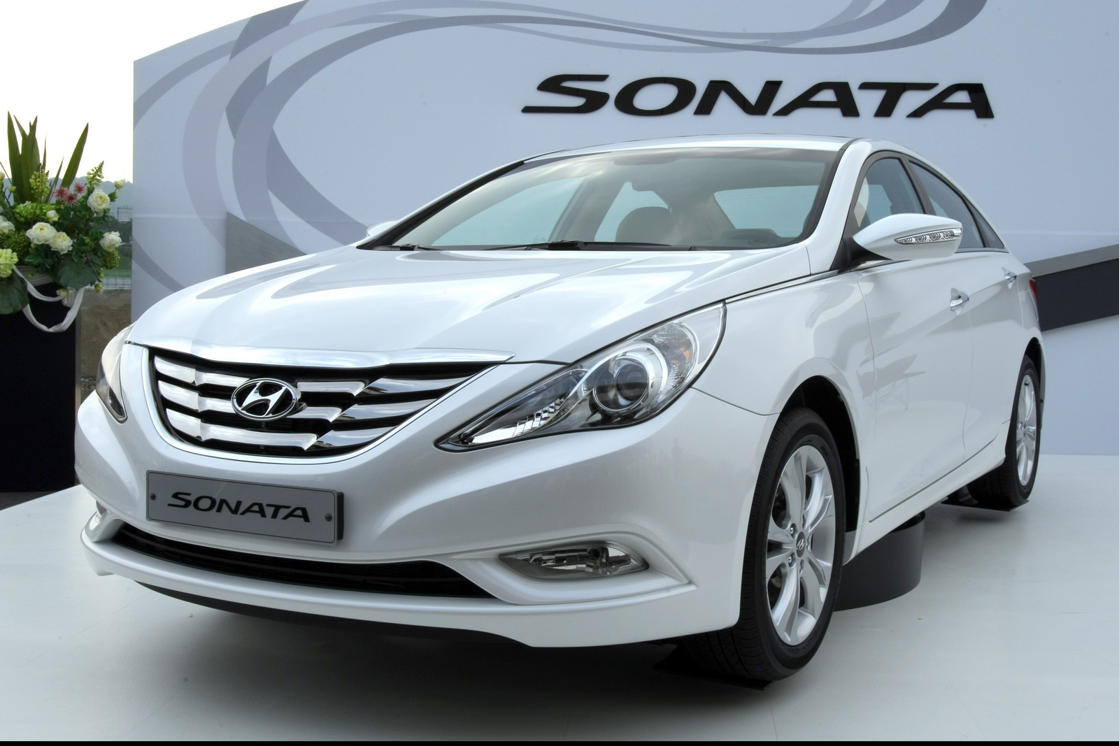 هيونداي سوناتا الجديده كليا... إبداع التكنولوجيا Equus_2011-Hyundai-Sonata-22