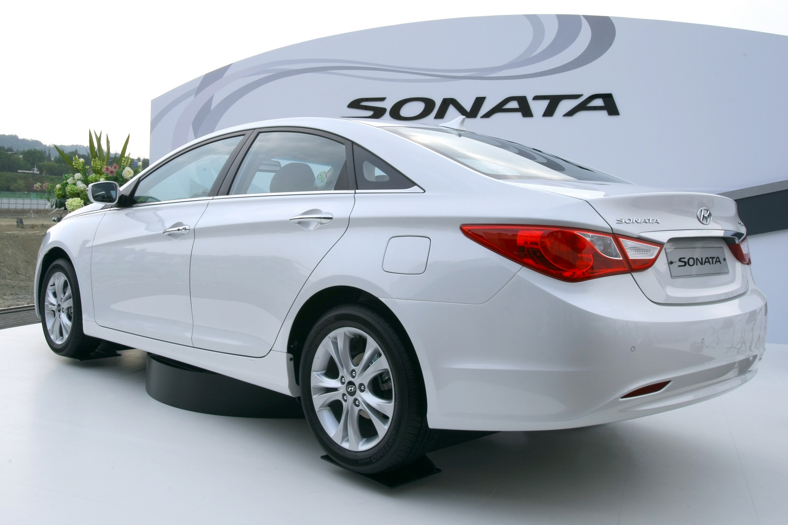 هيونداي سوناتا الجديده كليا... إبداع التكنولوجيا Equus_2011-Hyundai-Sonata-23