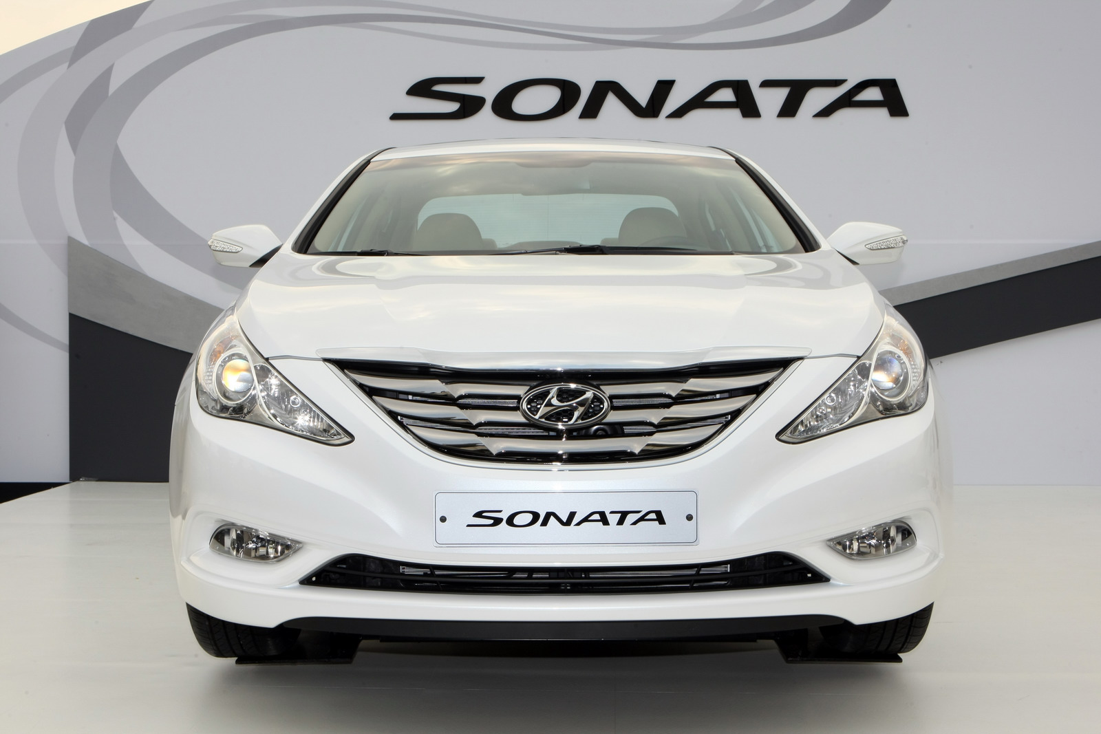 التقرير المتكامل عن سوناتا 2011 Equus_2011-Hyundai-Sonata-24