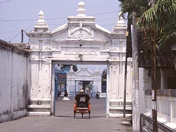 ISTANA-ISTANA DI INDONESIA A0197_solo_torbogen