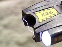 Le TASER: Dangereux ou non? Taser-arc