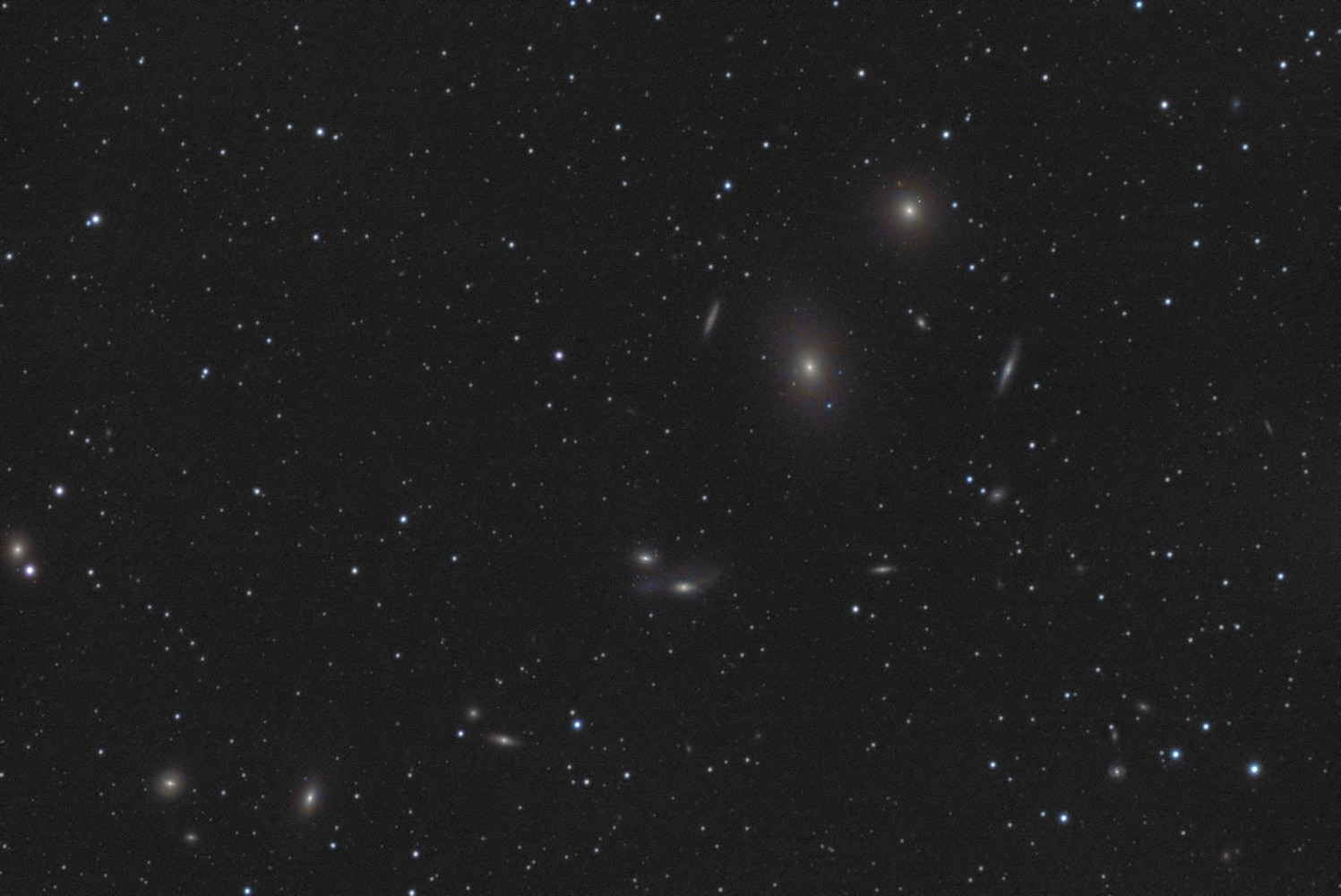 La chaine de galaxies de Markarian Mrkchain_v1.jpg.0a447e628835ebf76d33adb58b0c1614