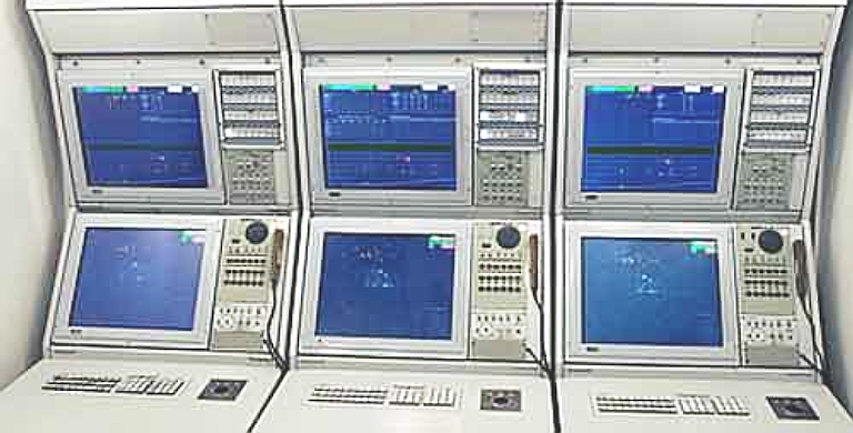 هل تملك الجزائر s400  S-400-Triumf-CP-Consoles-1S