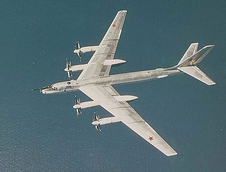 Tupolev Tu-95 y Tu-142  Tu-95MR-Bear-E-1