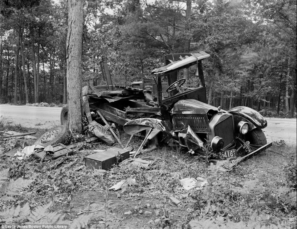 OUTCH !!!!! Car-crashes-at-1920-and-1930-19