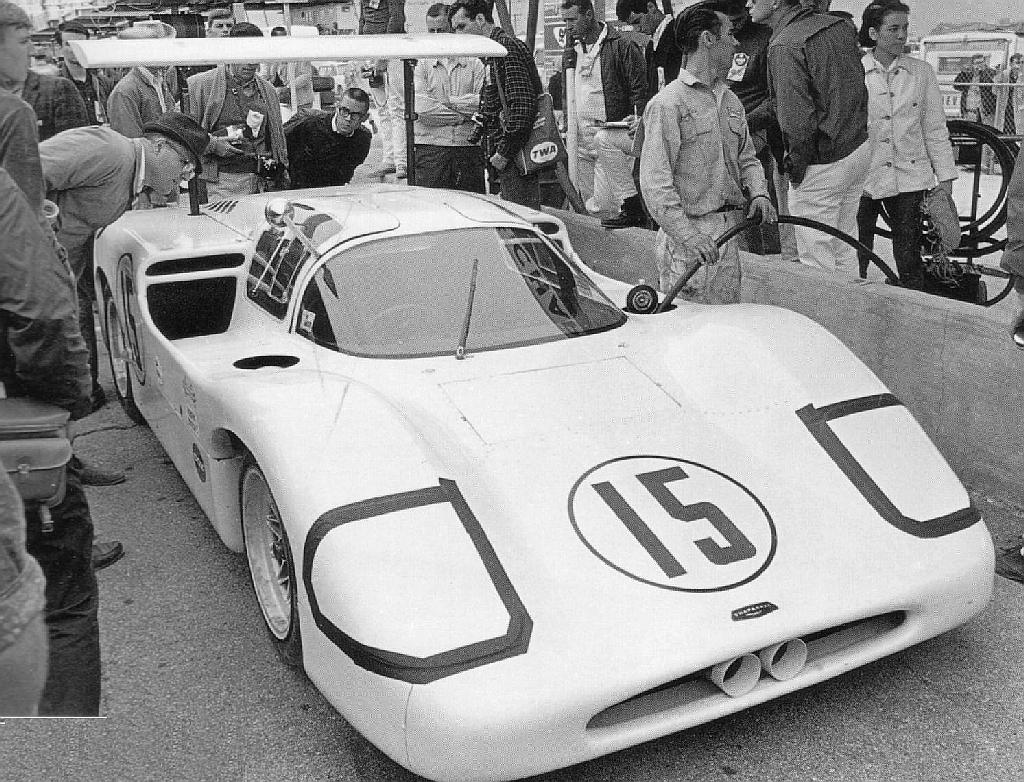 Phil Hill Chaparral_2F_pitstop