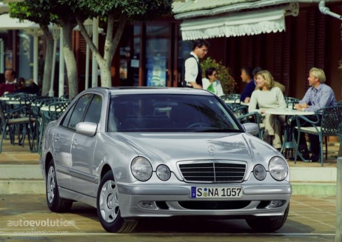    MERCEDES - BENZ   رحلـــة من عام 1946 الى .............. MERCEDESBENZE-Klasse-W210--medium-1374_10