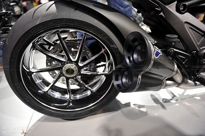 ducati Eicma-2010-ducati-diavel-live-photos-medium_15