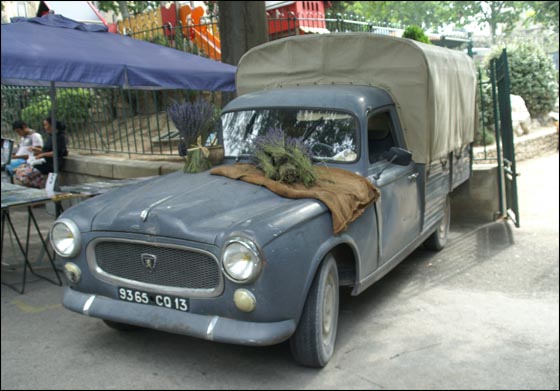 Basé sur l'ordre alphabétique, des noms de voitures, camions, dragsters, vélos, motos, tracteurs, bref tout ce qui roule !... - Page 34 403_peugeot