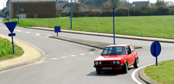 RETRO : VOLKSWAGEN GOLF GTI 1800 Mk1 Golf_gti-roule-profil6