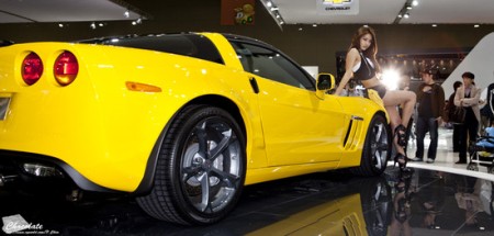 Chân dài đọ dáng với siêu xe Corvette Park-Si-Hyun-180411-12