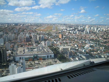 [Brasil] Moradores que vivem próximos de aeroportos reclamam do barulho FINAL-RWY-17-CONGONHAS