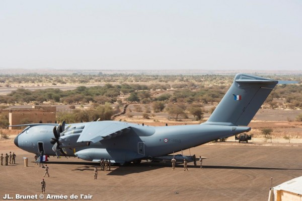Airbus A400M Atlas  ( avión de transporte militar de largo alcance y avión cisterna propulsado por cuatro motores turbohélice consorcio ) - Página 4 A400M_Mali_1-600x399
