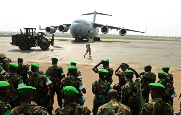 Intervention militaire en Centrafrique - Opération Sangaris - Page 5 C-17_Sangaris-600x384