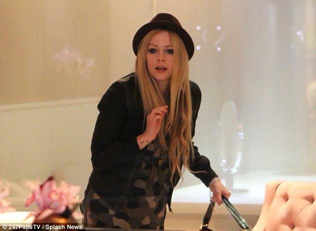 Noticias » Avril Lavigne [2] - Página 13 1003039_10151780722278165_1508321466_n