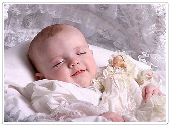 أهلا بكم مع صور رائعه Dreamy-baby-with-doll