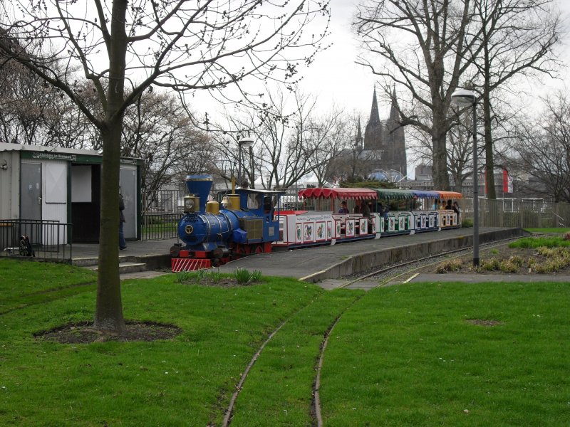 Frühlingsanfang im Kölner Rheinpark - Seite 2 Ein-westernzug-bei-kleinbahn-rheinpark-390907