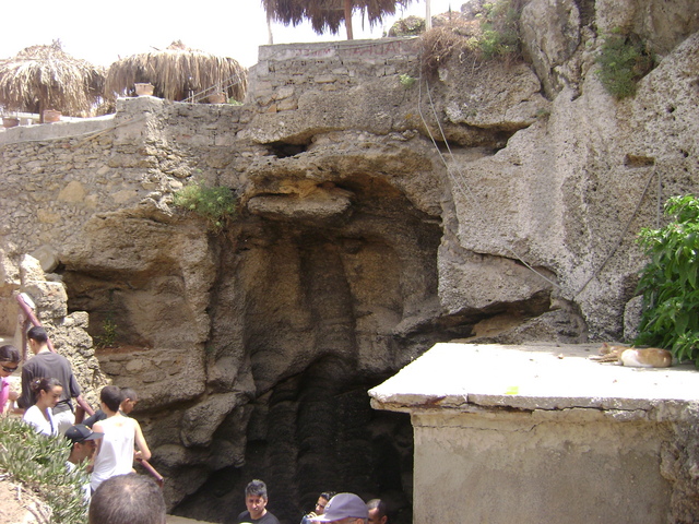 * مغارة هرقل قرب مدينة طنجة المغربية الأكثر شهرة التي تستقطب السياح* 443_01261248894