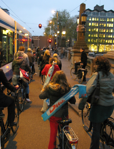 صور اميستردام عاصمة هولندا Amsterdam-bike-traffic-drawbridge