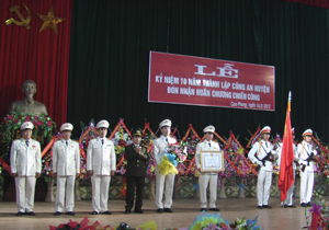 Công an huyện Cao Phong kỷ niệm 10 năm ngày thành lập và đón nhận Huân chương chiến công hạng nhì  69832_IMGA0937