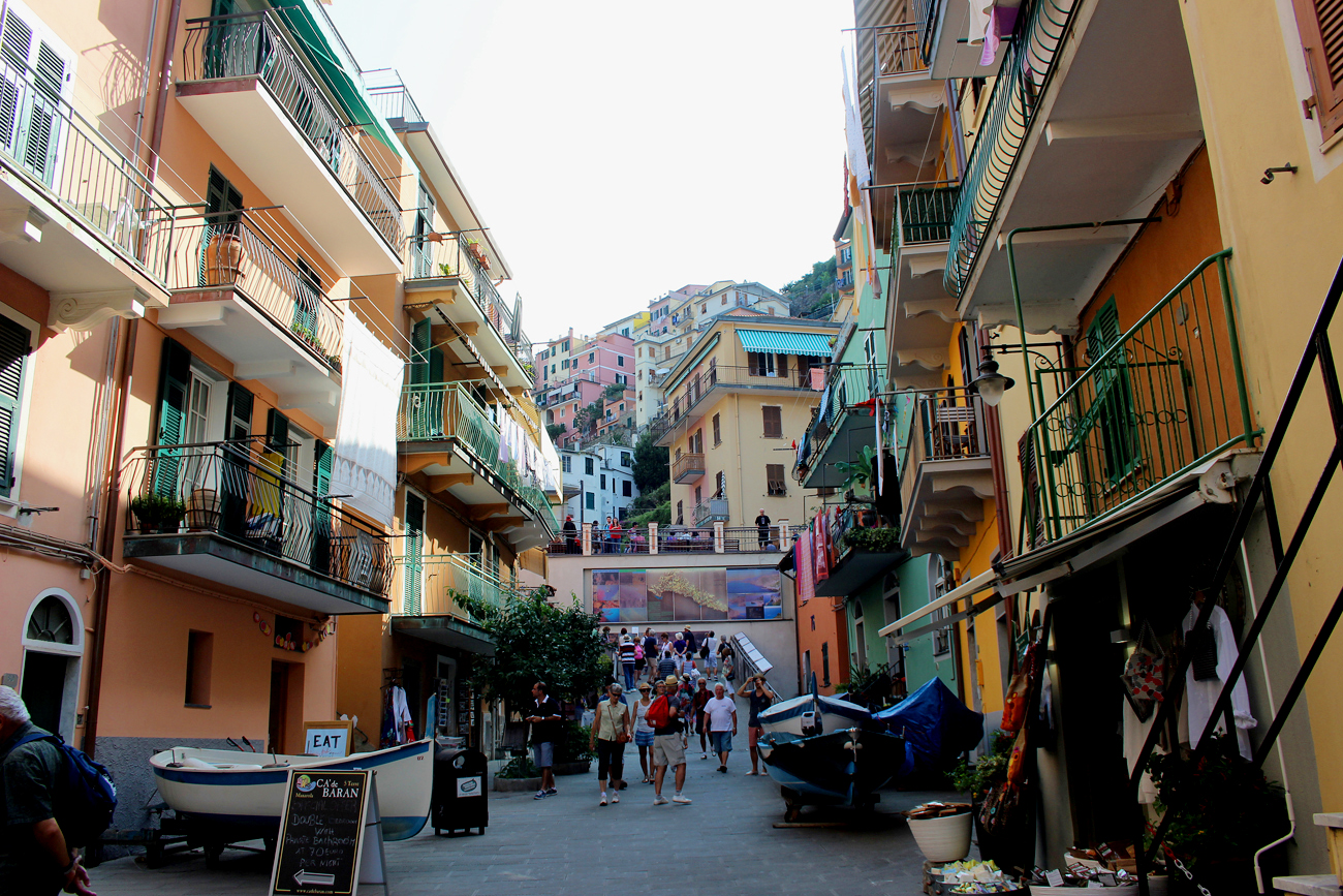 Randonnées sur les sentiers des Cinque terre . Riomaggiore_grde_rue3