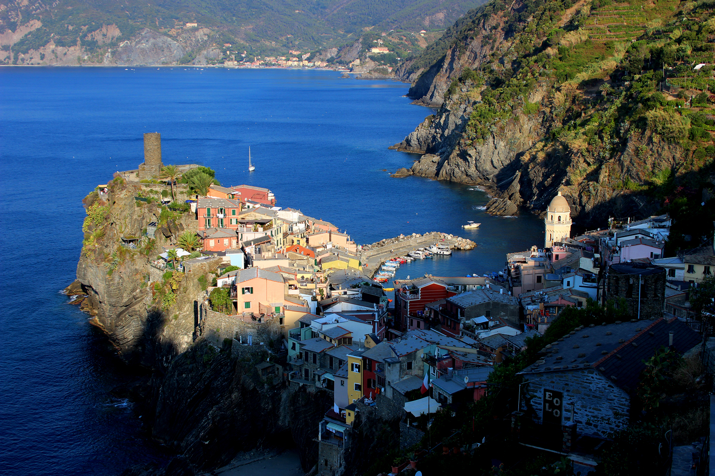 Randonnées sur les sentiers des Cinque terre . Vernazza_est_sun3