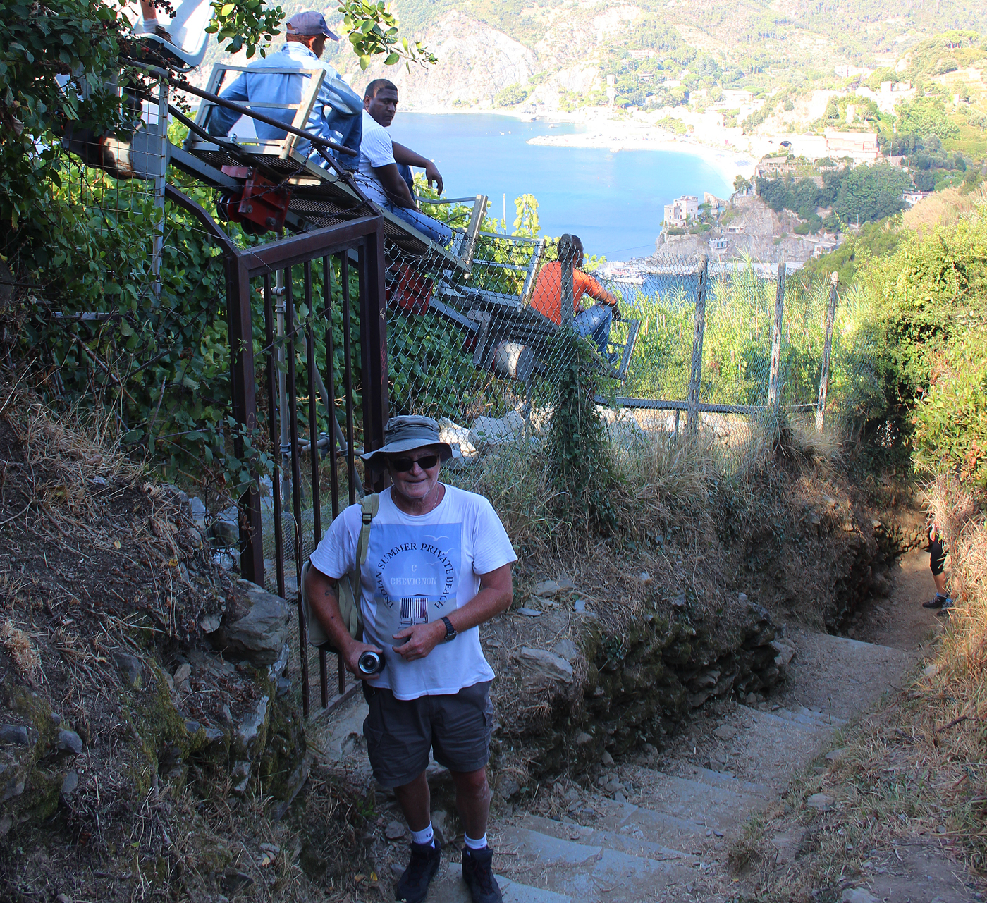 Randonnées sur les sentiers des Cinque terre . Vers-Vernazza_vigne2