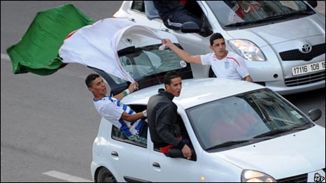 بالصور: الطريق الى مباراة مصر والجزائر 091113183301_algeriacarsafp466