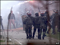 Confrontos obrigam ONU a deixar cidade em Kosovo 20080317093652_44496967_clash_ap203bo