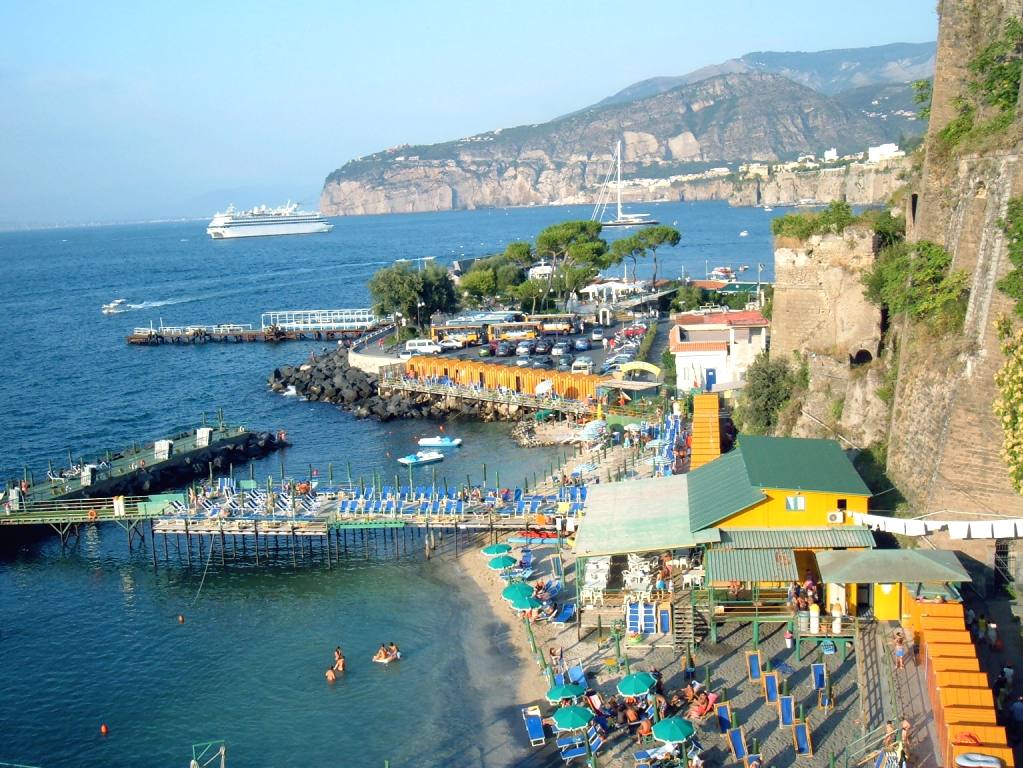 Mutass egy képet a kedvenc helyedről! - Page 2 Sorrento_porto_spiagge