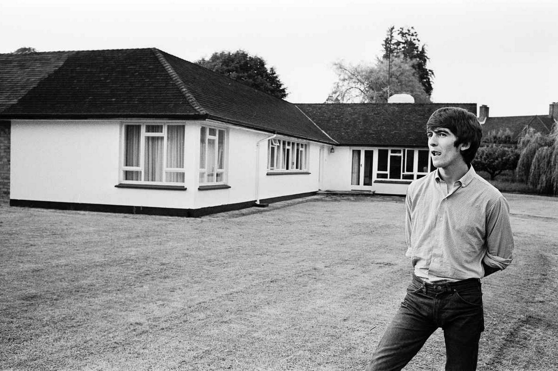 Tus fotos favoritas de los Beatles, o algo. - Página 5 50beatles17-The-Beatle-George-Harrison-at-home-in-Esher-17th-July-1964