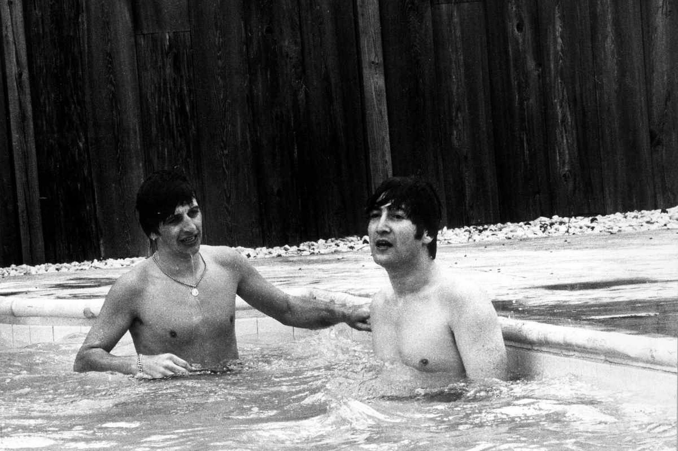 Tus fotos favoritas de los Beatles, o algo. - Página 5 50beatles19-Ringo-Starr-and-John-Lennon-swimming-in-Miami.-February-1964