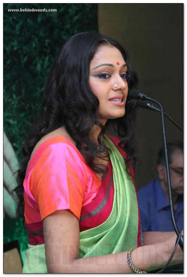 BRAND NEW PICS OF SHOBANA Shobana-10